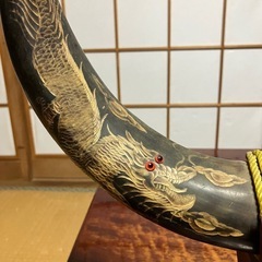 牛の角　彫り物の画像