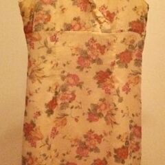 かわいくきれいなノースリーブワンピースバラ