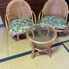 藤のテーブルと椅子セット