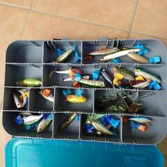 釣り具付きタックルボックスの画像