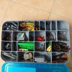 釣り具付きタックルボックスの画像