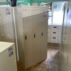 JH-21 【オフィス家具専門店】コクヨの3人用ロッカーです！