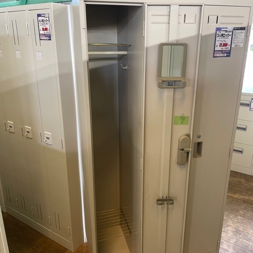 JH-21 【オフィス家具専門店】コクヨの3人用ロッカーです！