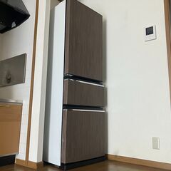 モダンな木目仕様の冷蔵庫です！三菱製365L