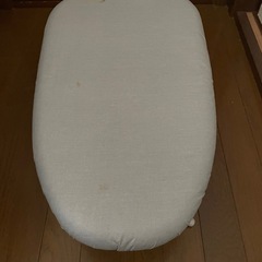 アイロン台。サイズ約高さ16㌢長さ60㌢35㌢。薄い黄っぽいしみがあります。写真をご覧下さいの画像