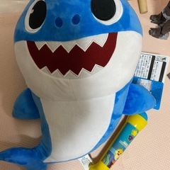 ベイビーシャーク　Lサイズぬいぐるみとメロディマイクの2点セット