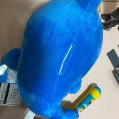 ベイビーシャーク　Lサイズぬいぐるみとメロディマイクの2点セットの画像