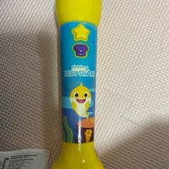 ベイビーシャーク　Lサイズぬいぐるみとメロディマイクの2点セットの画像