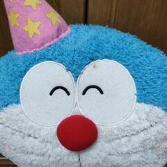 ドラえもんの特大ぬいぐるみの画像