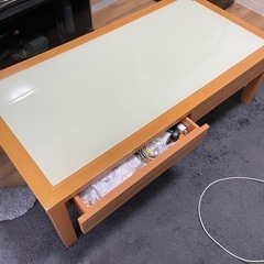 引き出し付きテーブルの画像