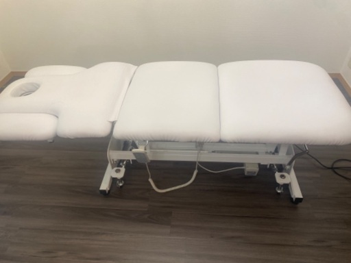 ほぼ新品エステ電動ベッド8/31まで引取り限定2台あります。