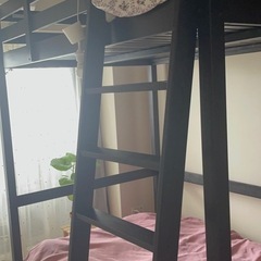 【解体してくださる方限定でお願いします。写真もまだ荷物があり、綺麗でなくすみません。】★綺麗★クイーンサイズのロフトベッドフレーム（IKEA）の画像
