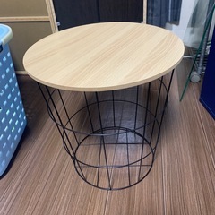 テーブルorゴミ箱の画像