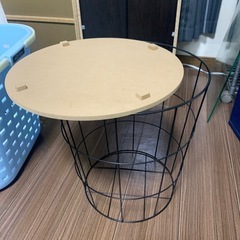 テーブルorゴミ箱の画像