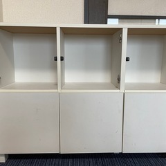 中古の棚と漫画（ワンピース他）の画像