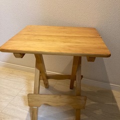 木製折りたたみテーブルの画像