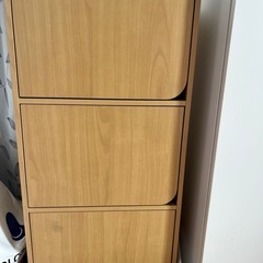 蓋付きのモダンな木製収納棚の画像