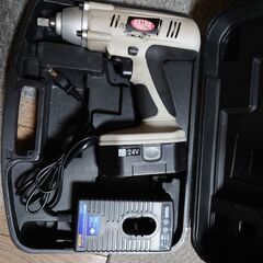 バッテリー充電式インパクトレンチ