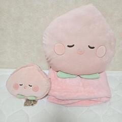 可愛い桃の抱き枕とポーチの画像
