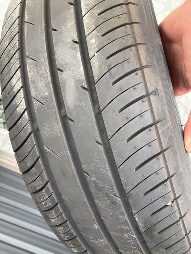 タイヤ　205/60R16 