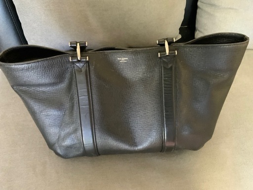 ペッレモルビダ　トートバッグ　Mare  マーレ　ブラック 黒  5年前に約81,000円ほどで購入しました。 1年ほど使用しました （自宅は喫煙者、ペットなしです。）  カラーはブラックです。  SIZE 本体：約W460（上部）/390（下部）×H295×D135（mm） 収納口：450 ハンドル：210 重量：1080