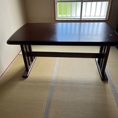 木製ダイニングテーブルと椅子セットの画像