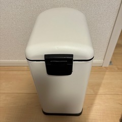ゴミ箱　ペダル式の画像