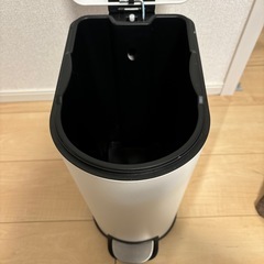 ゴミ箱　ペダル式の画像