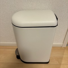ゴミ箱　ペダル式の画像