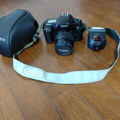 Canon EOS1000sズームレンズとフラッシュ付き