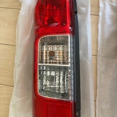NV350 キャラバン DX 純正テールランプユニット　左右セットの画像