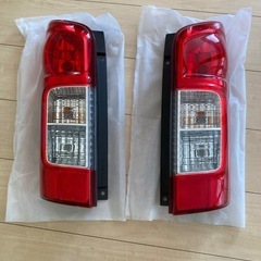NV350 キャラバン DX 純正テールランプユニット　左右セット