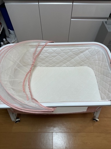 FEEMOM foofoo 折畳式 ベビーベッド 添い寝 ポータブル 簡易ベッド ゆりかごモード ピンク 蚊帳 収納バッグ 付き ベッドサイド