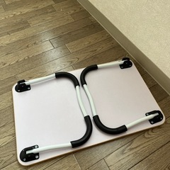 【至急8／17日中】ニトリの滑り止め付きハンガーと体重計とミニデスクの画像