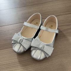 キッズ用グレーシルバーのドレスと靴のセットの画像