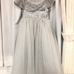 キッズ用グレーシルバーのドレスと靴のセットの画像