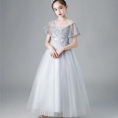 キッズ用グレーシルバーのドレスと靴のセットの画像