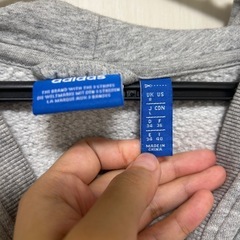 adidas フード付きパーカーの画像
