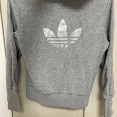 adidas フード付きパーカーの画像