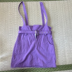 キュートな紫色サスペンダースカート