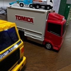 トミカ　キャリーカー、ダンプカーの画像