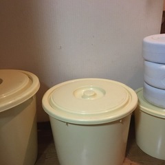 漬け物容器3個、漬け物石3個.