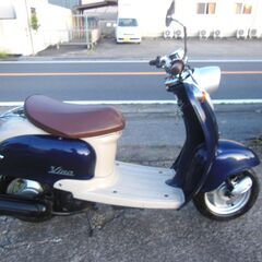 車種 YAMAHA　VINO　50（ビーノ）カスタム    走行表示距離　16638ｋｍ    ２サイクル　50ｃｃ    登録関係書類あり(廃車済み）    鍵　ヤマハ純正キー1本ありその１本で　すべて動作可能    カラー　ダークブルー    現在　エンジン　セル　キック両方にて始動可能    実働車になります。    走る　止まる　問題なく　動く車両で    スピードも　60km  メーターオーバーし　速いです。    ２スト原付ですので　現行4スト違いストレス無く    スタート等よく爽快に乗れまの画像