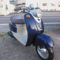 車種 YAMAHA　VINO　50（ビーノ）カスタム    走行表示距離　16638ｋｍ    ２サイクル　50ｃｃ    登録関係書類あり(廃車済み）    鍵　ヤマハ純正キー1本ありその１本で　すべて動作可能    カラー　ダークブルー    現在　エンジン　セル　キック両方にて始動可能    実働車になります。    走る　止まる　問題なく　動く車両で    スピードも　60km  メーターオーバーし　速いです。    ２スト原付ですので　現行4スト違いストレス無く    スタート等よく爽快に乗れまの画像