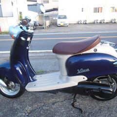 車種 YAMAHA　VINO　50（ビーノ）カスタム    走行表示距離　16638ｋｍ    ２サイクル　50ｃｃ    登録関係書類あり(廃車済み）    鍵　ヤマハ純正キー1本ありその１本で　すべて動作可能    カラー　ダークブルー    現在　エンジン　セル　キック両方にて始動可能    実働車になります。    走る　止まる　問題なく　動く車両で    スピードも　60km  メーターオーバーし　速いです。    ２スト原付ですので　現行4スト違いストレス無く    スタート等よく爽快に乗れまの画像