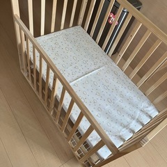 移動式　木製ベビーベッド　高さ調整可能　
