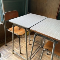 【決まりました】レトロ　学校の机と椅子
