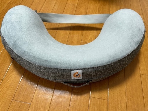 Ergobaby エルゴベビー ナチュラルカーブ・ナーシングピロー グレー/ストラップ付き
