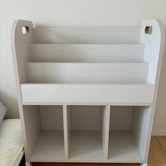 子供　絵本本棚　売りますの画像