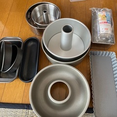 パン製造機とケーキ作りの容器の画像